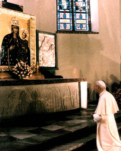 Wizyta Ojca Świętego w Łomży (1991 r.) Modlitwa przed wyświęconym obrazem Marki Bożej