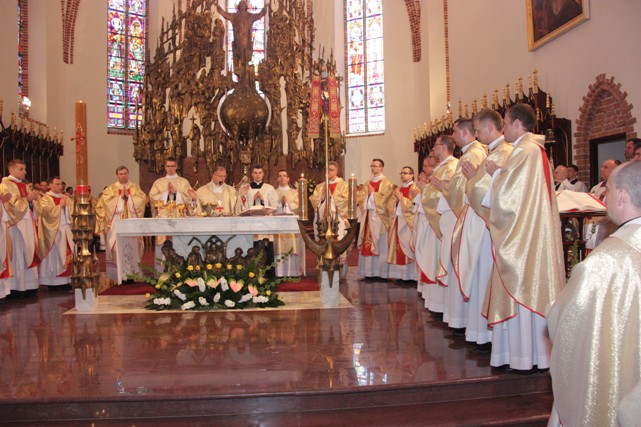 Neoprezbiterzy odprawiają po raz pierwszy w życiu Mszę Św. z ks. Biskupem
