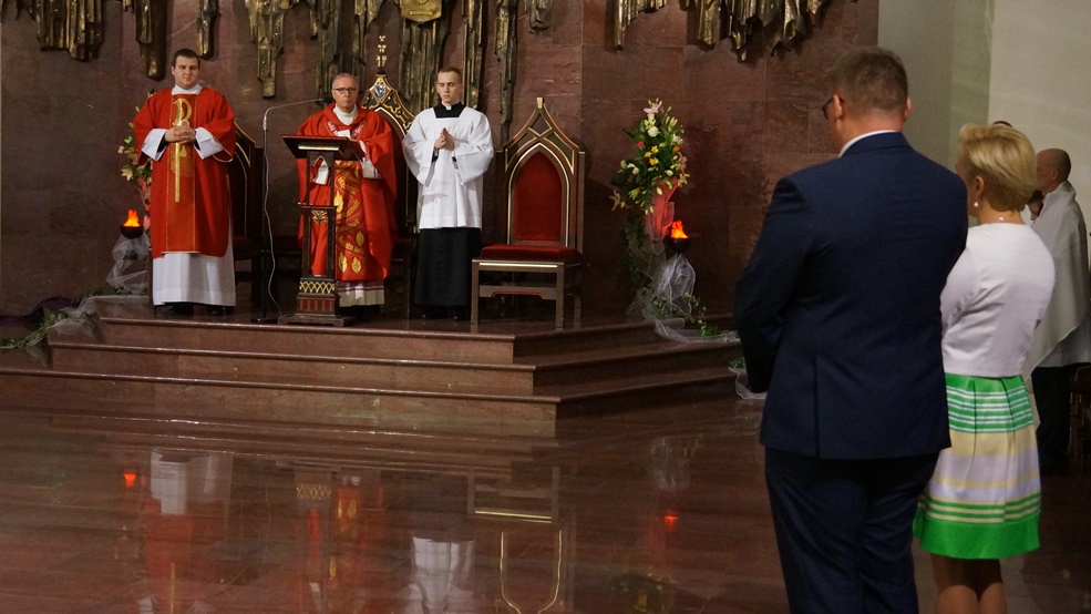 Rodzice kandydatów proszą ks biskupa o udzielenie tego sakramentu