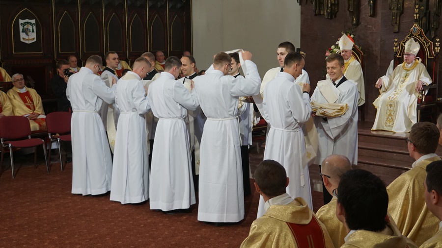 Nałożenie kapłańskich szat