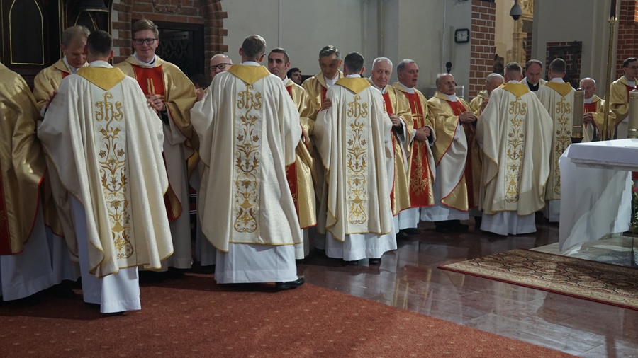 Znak pokoju przekazują wszyscy kapłani obecni w katedrze
