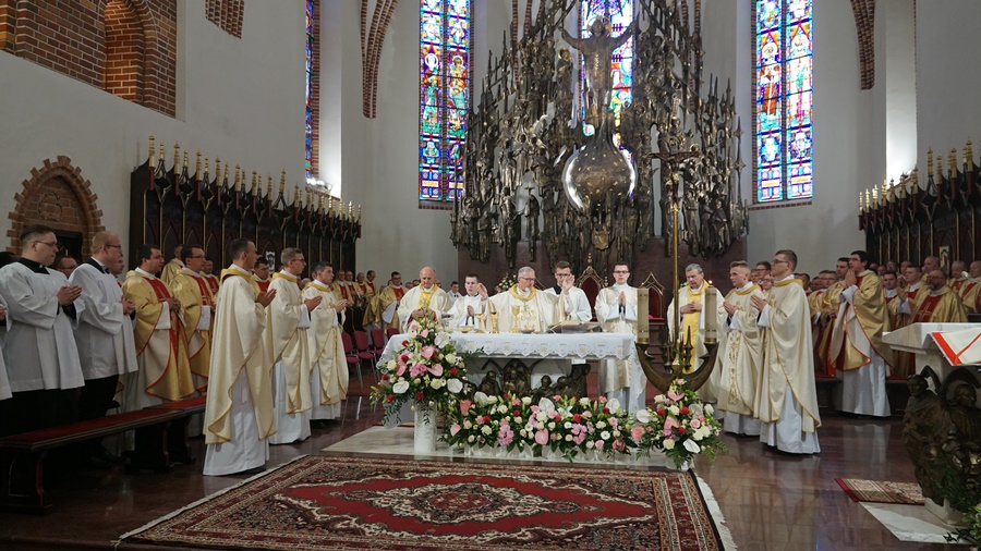 Nowo wyświęceni kapłani obok ks. biskupa podczas pierwszej sprawowanej w życiu Mszy św.