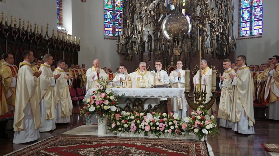 Nowo wyświęceni kapłani obok ks. biskupa podczas pierwszej sprawowanej w życiu Mszy św.