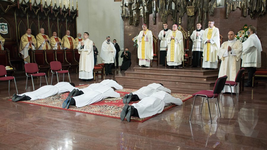 Podczas święceń przyzywa się wstawiennictwa Wszystkich Świętych, kandydaci wtedy modlą się leżąc krzyżem