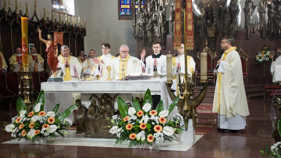 Nowi diakoni posługują przy ks. biskupie w czasie Mszy Św.