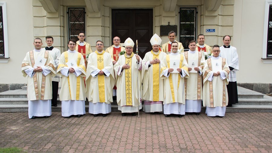 Pamiątkowe zdjęcie z biskupami i przełożonymi seminaryjnymi