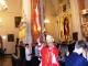 Bierzmowanie. ks. Biskup święci pamiątkowe krzyże młodzieży