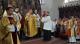 Ks. biskup modli się nad kandydatami do diakonatu 