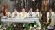 Nowi diakoni posługują przy ks. biskupie w czasie Mszy Św.