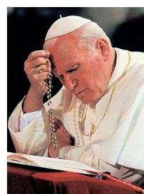 Jan Paweł II podczas osobistej modlitwy różańcowej.