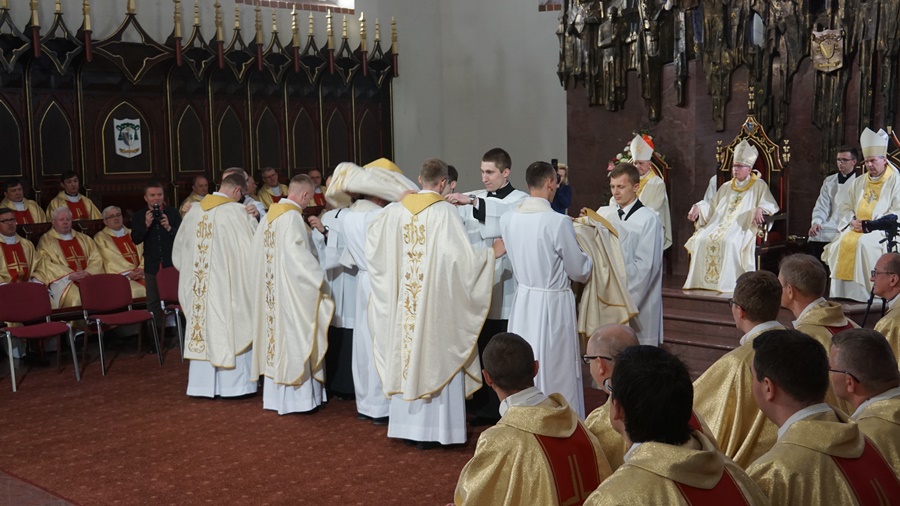 Nałożenie kapłańskich szat