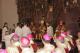 Ks. Biskup przyjmuje dary ofiarne na Eucharystię 