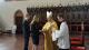 Młodzież dziękuje ks. biskupowi za udzielenie bierzmowania